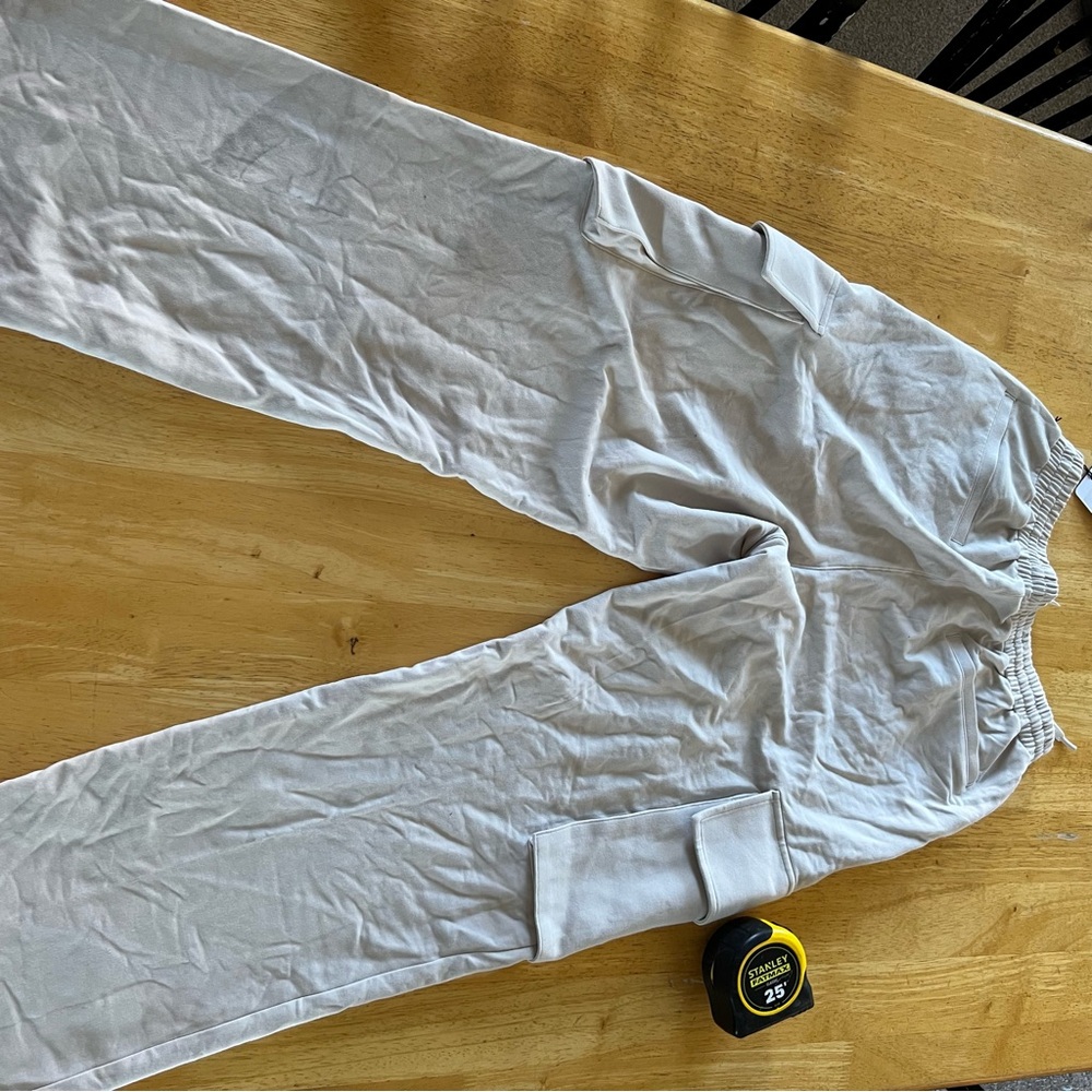ALO Yoga Men's Double take Cargo Pants in bone - Picture 12 of 13